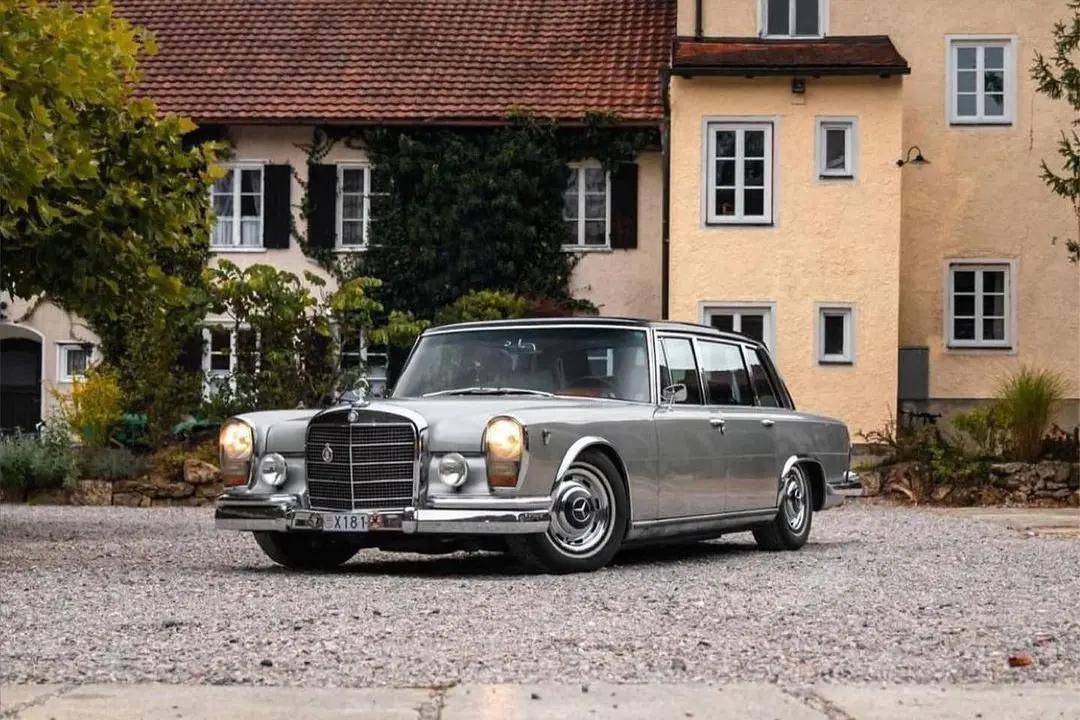 600,约翰列侬也拥有一辆梅赛德斯-奔驰 600 普尔曼