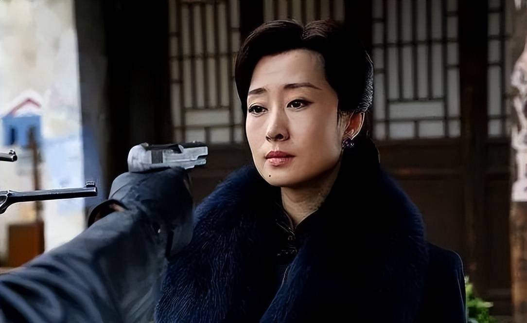通过《伪装者》中的于曼丽一角受到广泛关注,她的旗袍形象美得惊人