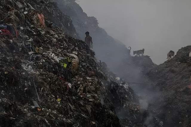 原创飞机快要撞到垃圾山印度想出好办法给垃圾山安导航信号灯