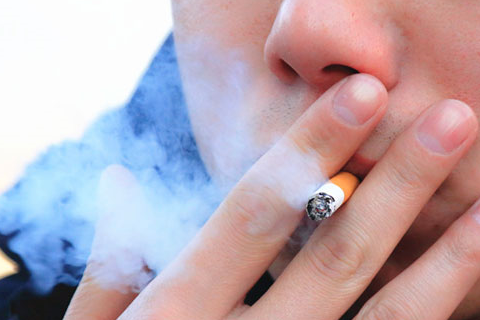 很多烟民起床第一件事就是找打火机,然后慢慢点上一根烟.