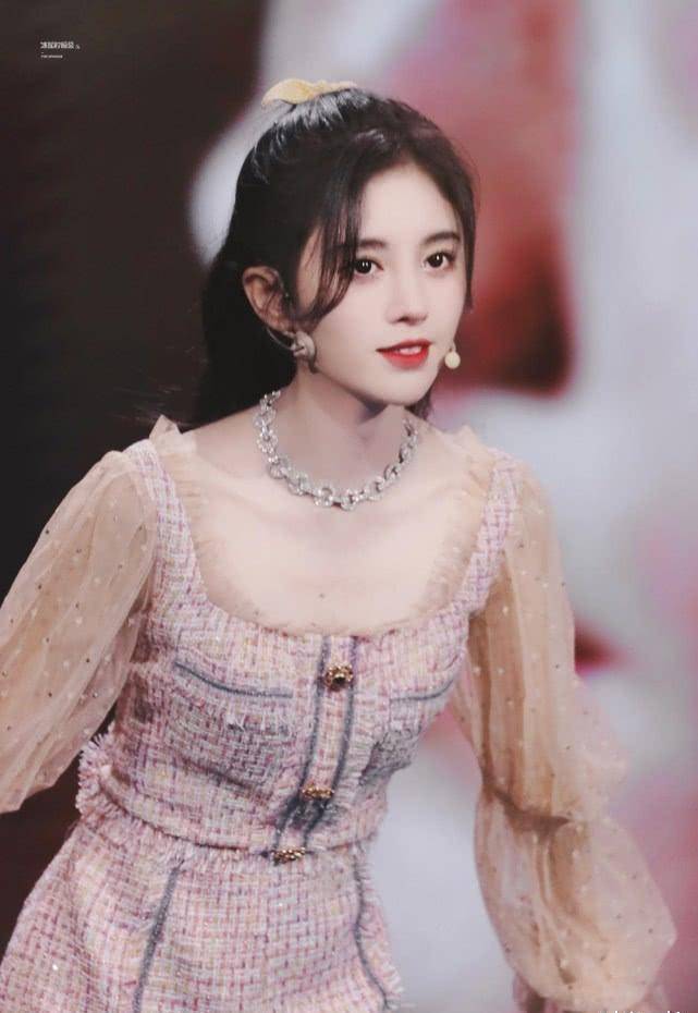 而且我们可以在袖口的位置像鞠婧祎加上薄纱的设计,这样能够打造出小