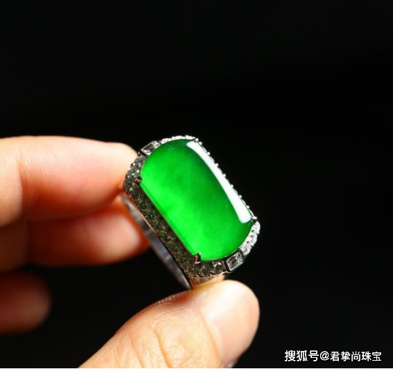 翡翠马鞍戒清朝宫廷的永恒佳作跨越时代的雅韵