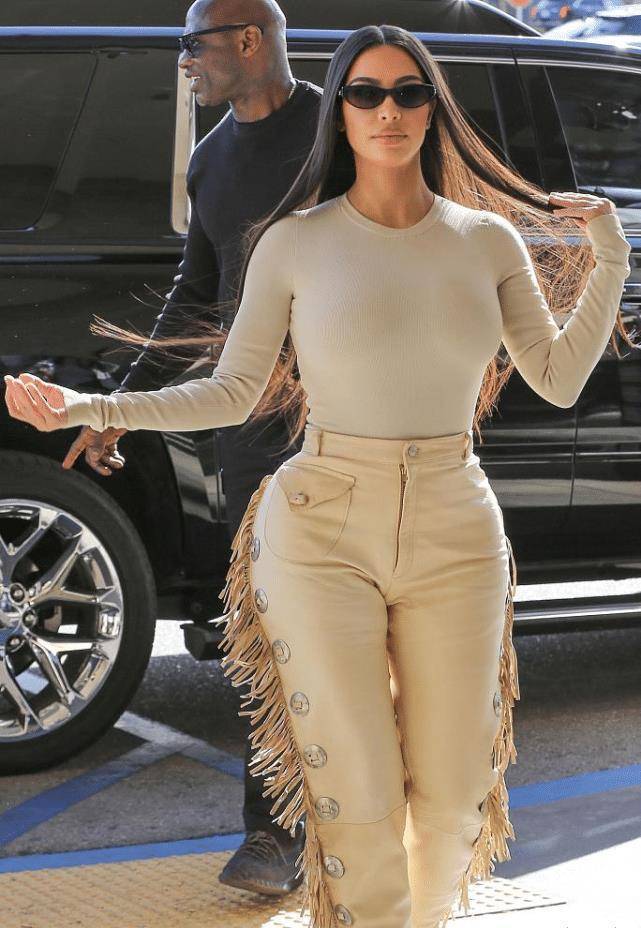 原创卡戴珊身材越来越丰腴穿时尚裤高调亮相胯大腿粗藏不住肉感呀