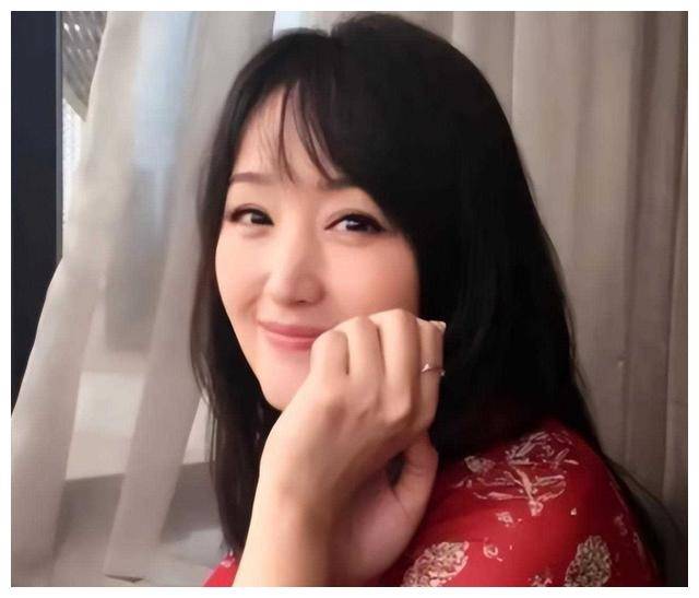 杨钰莹52岁再婚,嫁鲍国安之子鲍毅,爱情事业齐飞!