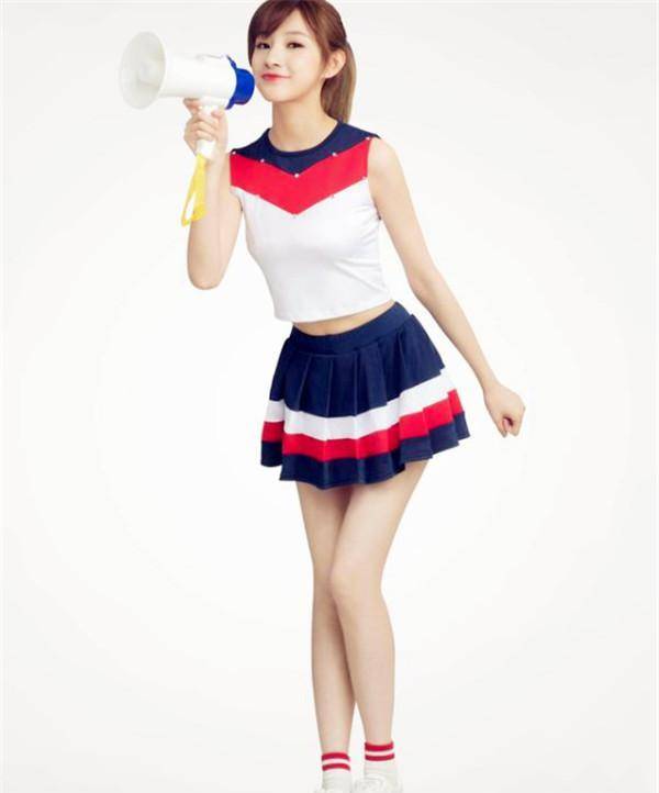 她是央视最美女主持,因泳裤滑落走红网络,霸气回应:谁爱看谁看_人生_