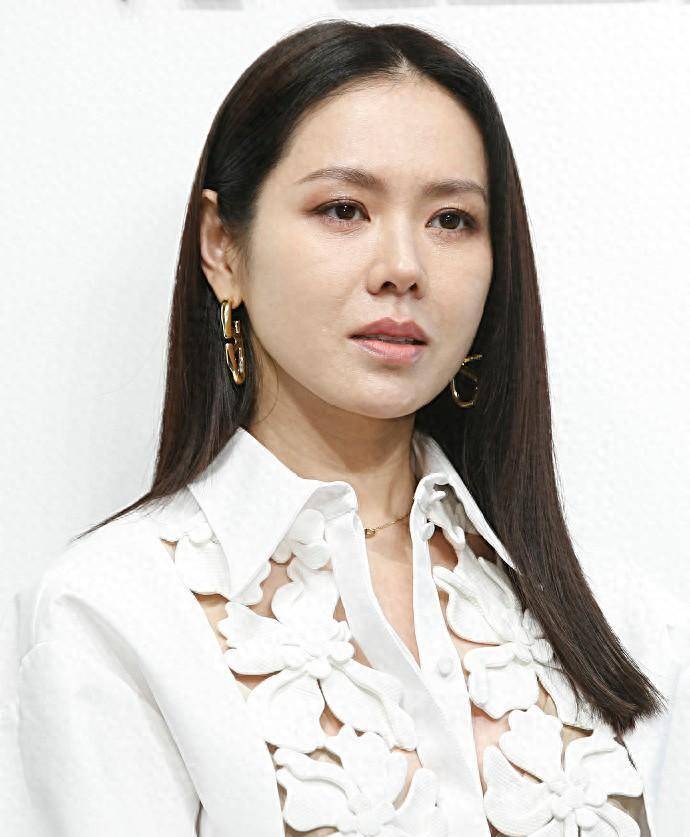 42岁孙艺珍活动生图来了皱纹明显衰老很多膝盖伤痕明显