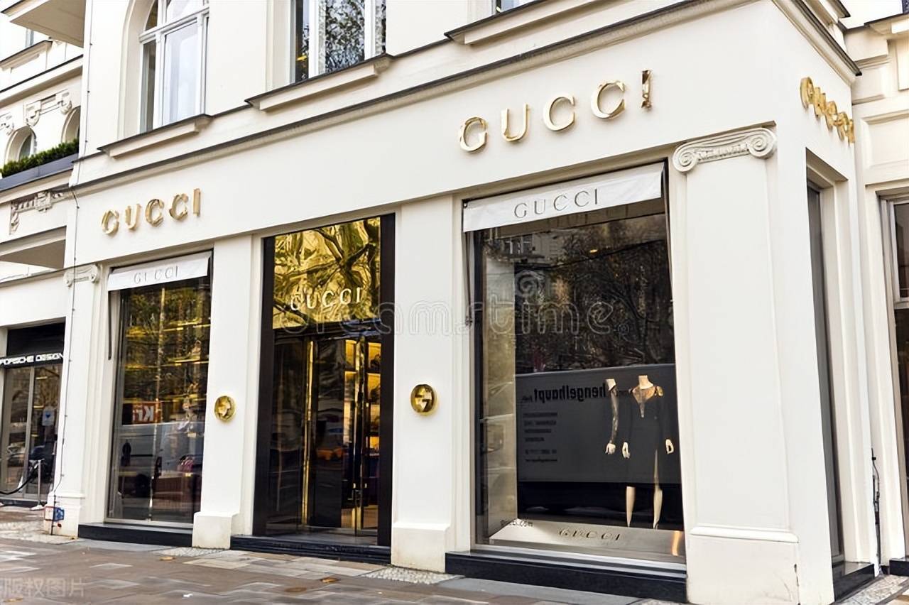 古驰,诞生于1921年的意大利佛罗伦萨,由古驰奥·古驰(guccio gucci)