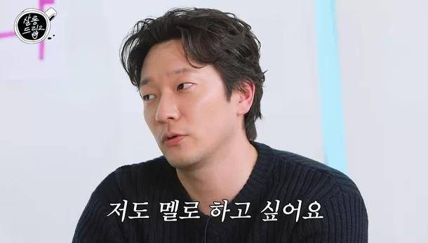 对此,孙锡久回答说是电影《恋爱缺席的罗曼史》,张度妍则表示,一定有