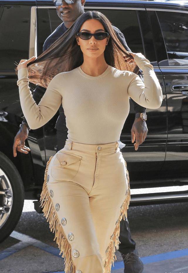 原创卡戴珊身材越来越丰腴穿时尚裤高调亮相胯大腿粗藏不住肉感呀