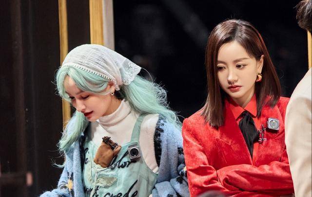 吴昕明星大侦探最新一期造型曝光,一身薄荷绿的造型令人眼前一亮_观众