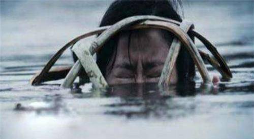 其中的三个嫌犯最终说出,张宏的尸体被扔进了丽水青田的千峡湖,经过