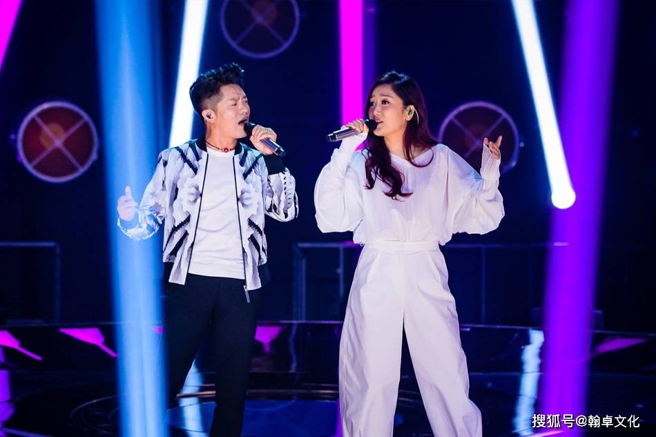 2003年,演唱的歌曲《月亮之上》让他们开始受到更多关注.