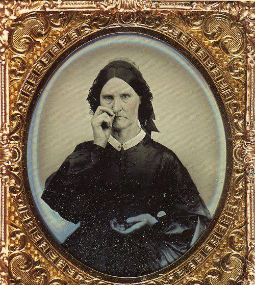 欧洲贵族炫富照你以为她是在抠鼻屎吗