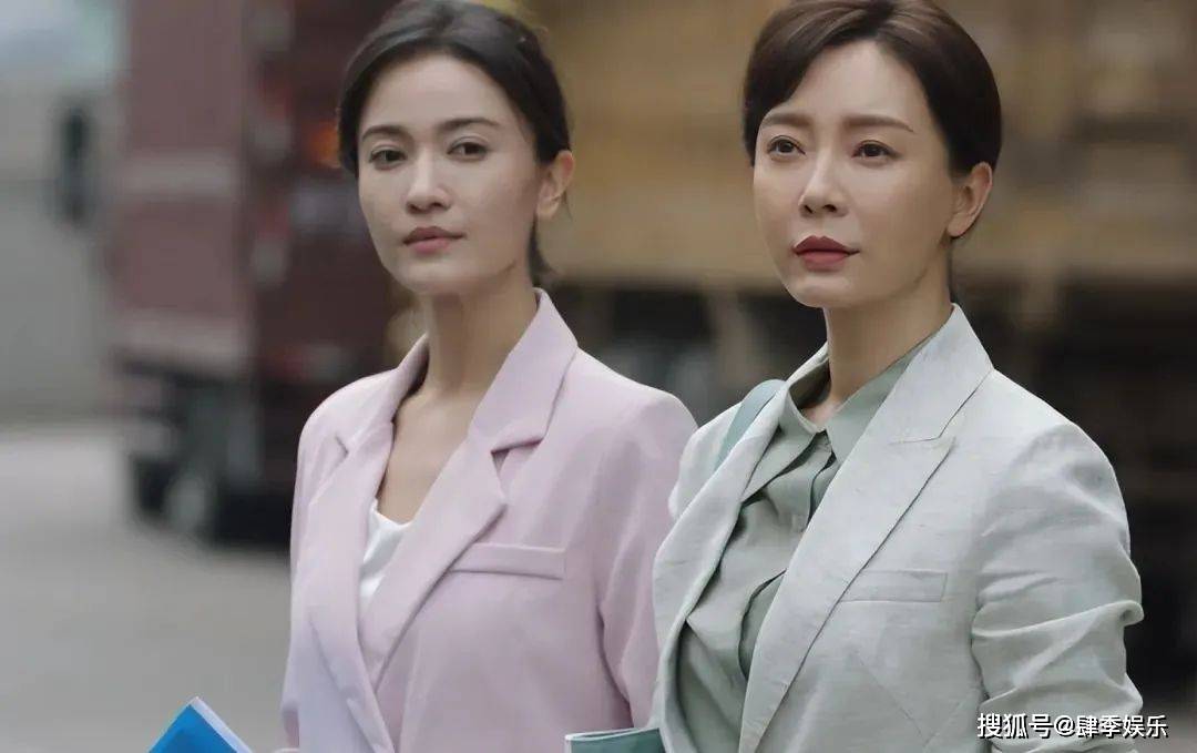 他们应该更加清醒地认识到,真正的美不仅仅是外表上的完美无瑕,更重要