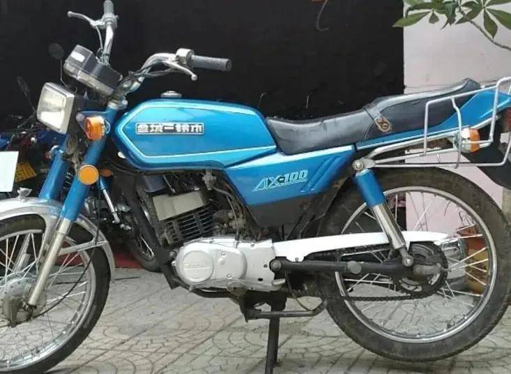 90年代中后期又推出了豪爵铃木ax100,这款车售价当时8000多元,依旧