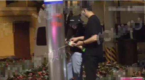 彭小苒被拍和花臂男一起回家姐姐这是谈恋爱了吗男友是谁