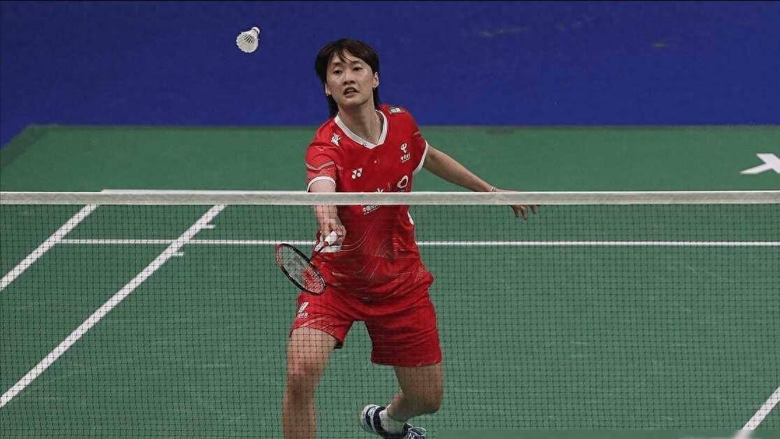 第二局,高昉洁逐渐找到了节奏,她巧妙运用消耗战术,将比分迅速扳回.