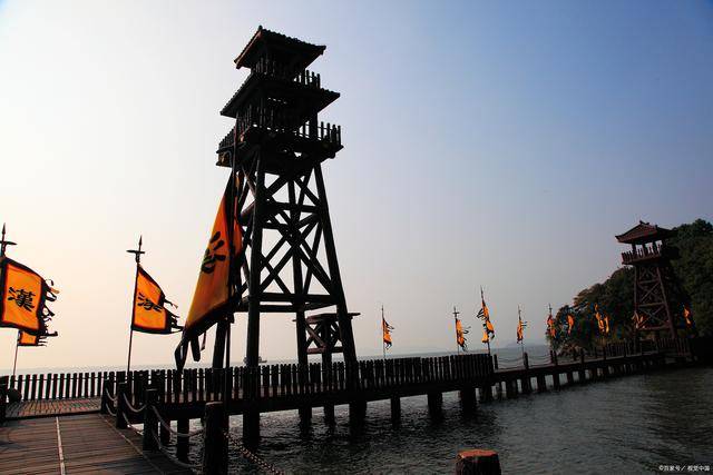 无锡有许多美丽的景点,其中最著名的是三国城