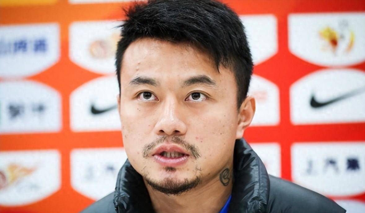 他在申花曾经谁都不服,如今却被斯卢茨基收拾得服服帖帖_曹赟_比赛