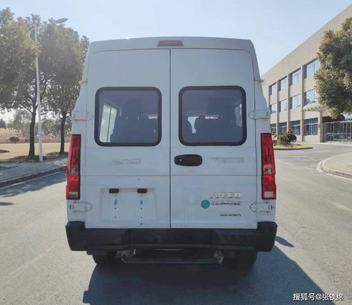 依维柯得意新车型申报,侧滑门,车长5480mm,9座,2.