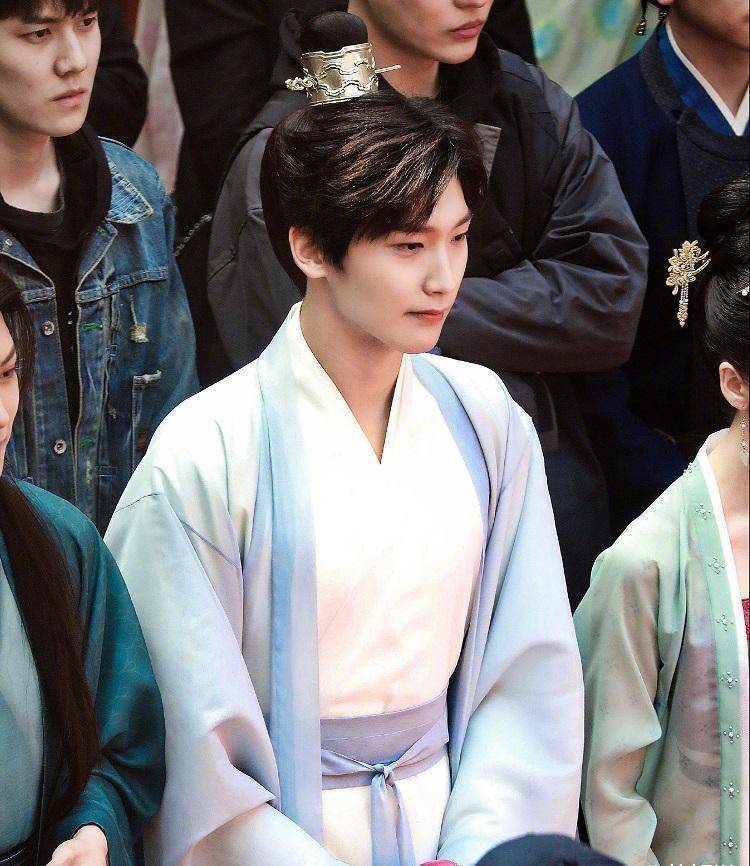 官宣,女主由张雪迎出演,男主的发型遭网友吐槽太丑了_邢昭林_造型