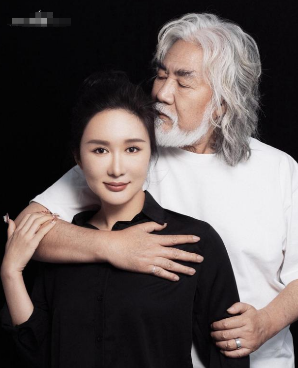 在这给大家普及一下张纪中的婚史和子女情况,72岁的张大导演一共有着