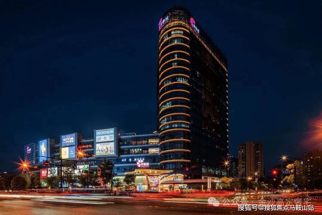 【南面】是金沙印象城,拥有三大主题中庭,10000㎡跨层超高旗舰店,3500