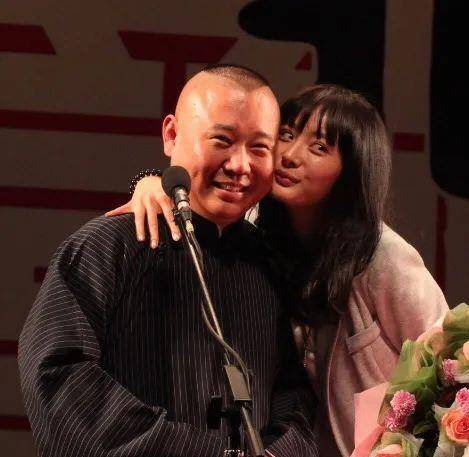 原创郭德纲颁奖杨幂接过话筒第一句话就是我和老郭私下关系非常好