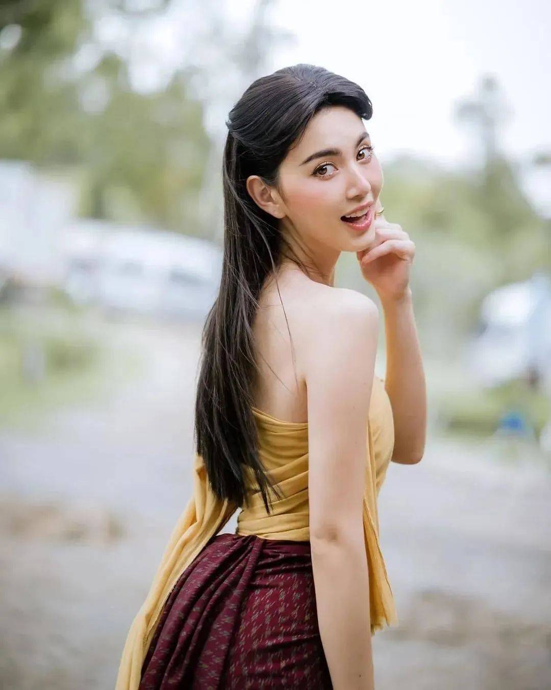 长腿混血泰国版迪丽热巴参加浪姐5和肖战合影堪称豪门姐弟