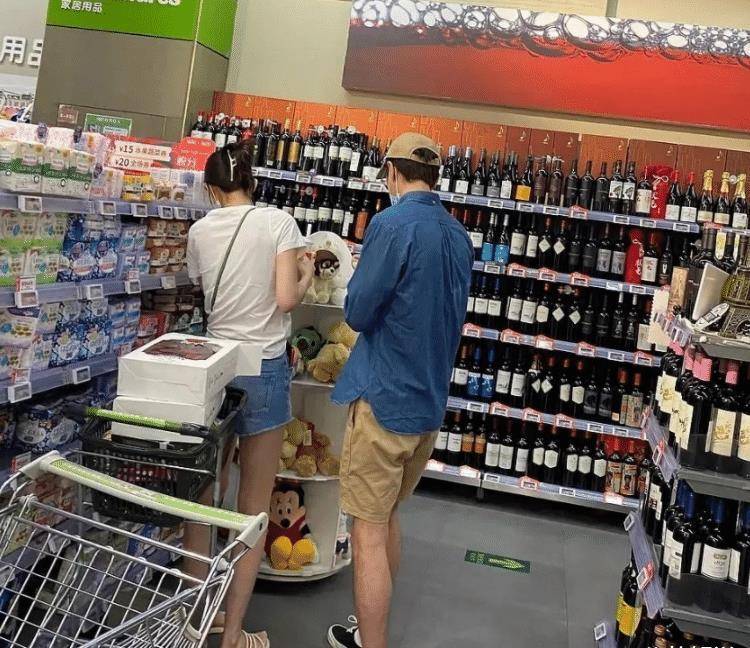 杨玏被拍到与女生逛超市,绯闻对象口碑崩塌_王玉雯_网友_毛晓彤