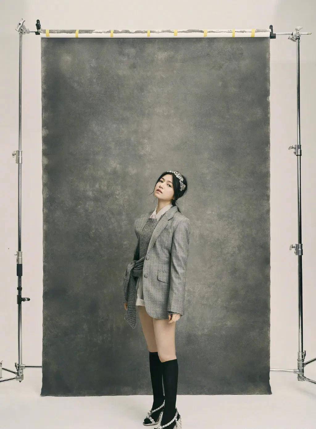 穿上时尚袜的陈妍希具有时尚的气息