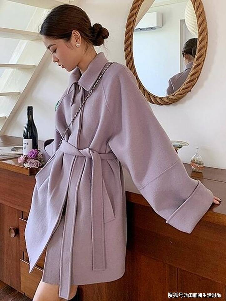 闺厢阁女装搭配紫色的大衣穿上很显温柔
