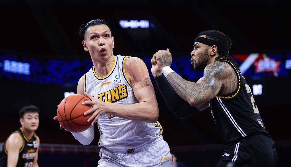 周琦遭遇头号克星,34岁依然能打,杜峰压力很_许钟豪_广厦_内线