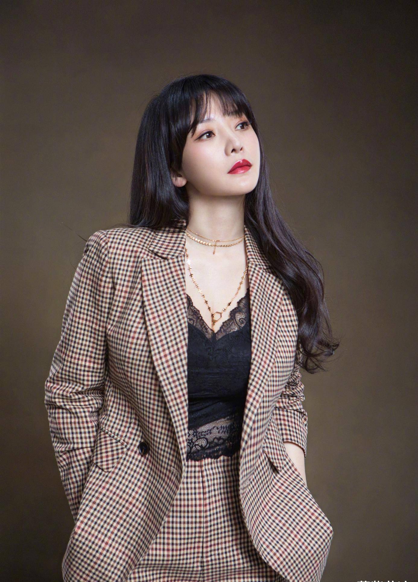 原创39岁柳岩真奔放不穿时尚衣身材前露出一大块雪肌像时尚小野猫