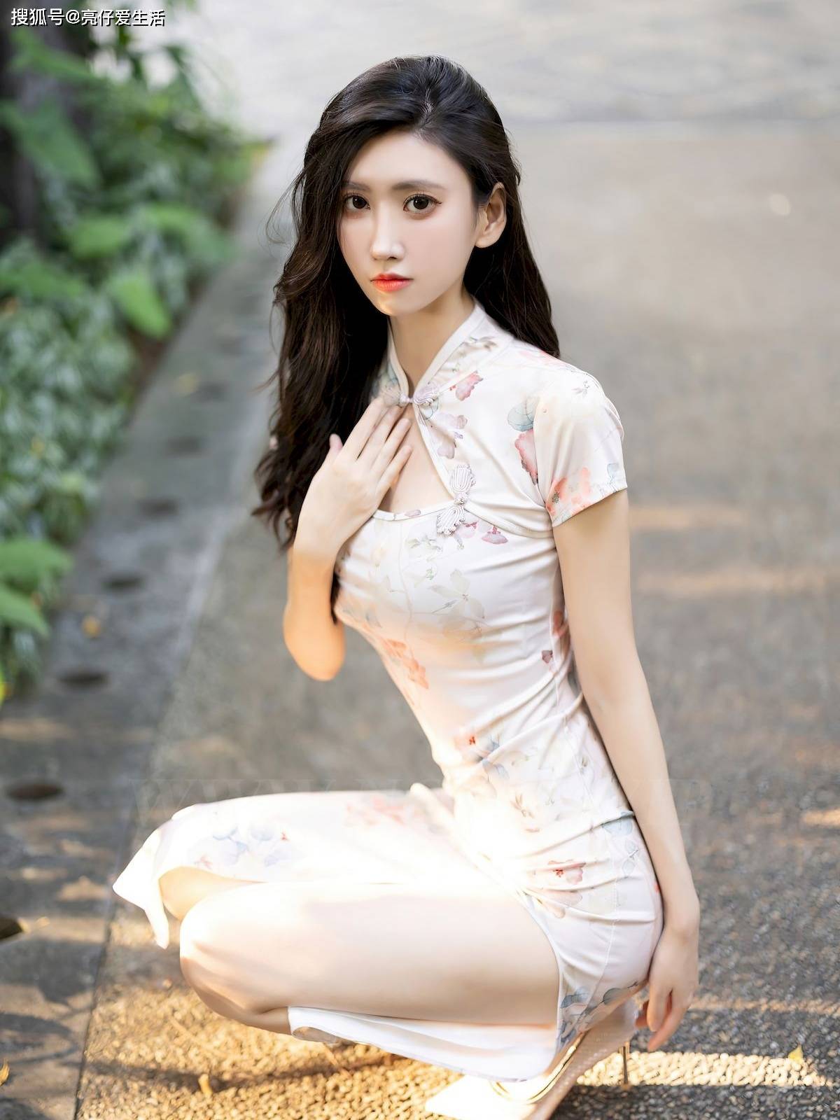 粉色旗袍的优雅魅力:古韵今风,绽放时尚新姿态_女子_韵味_剪裁