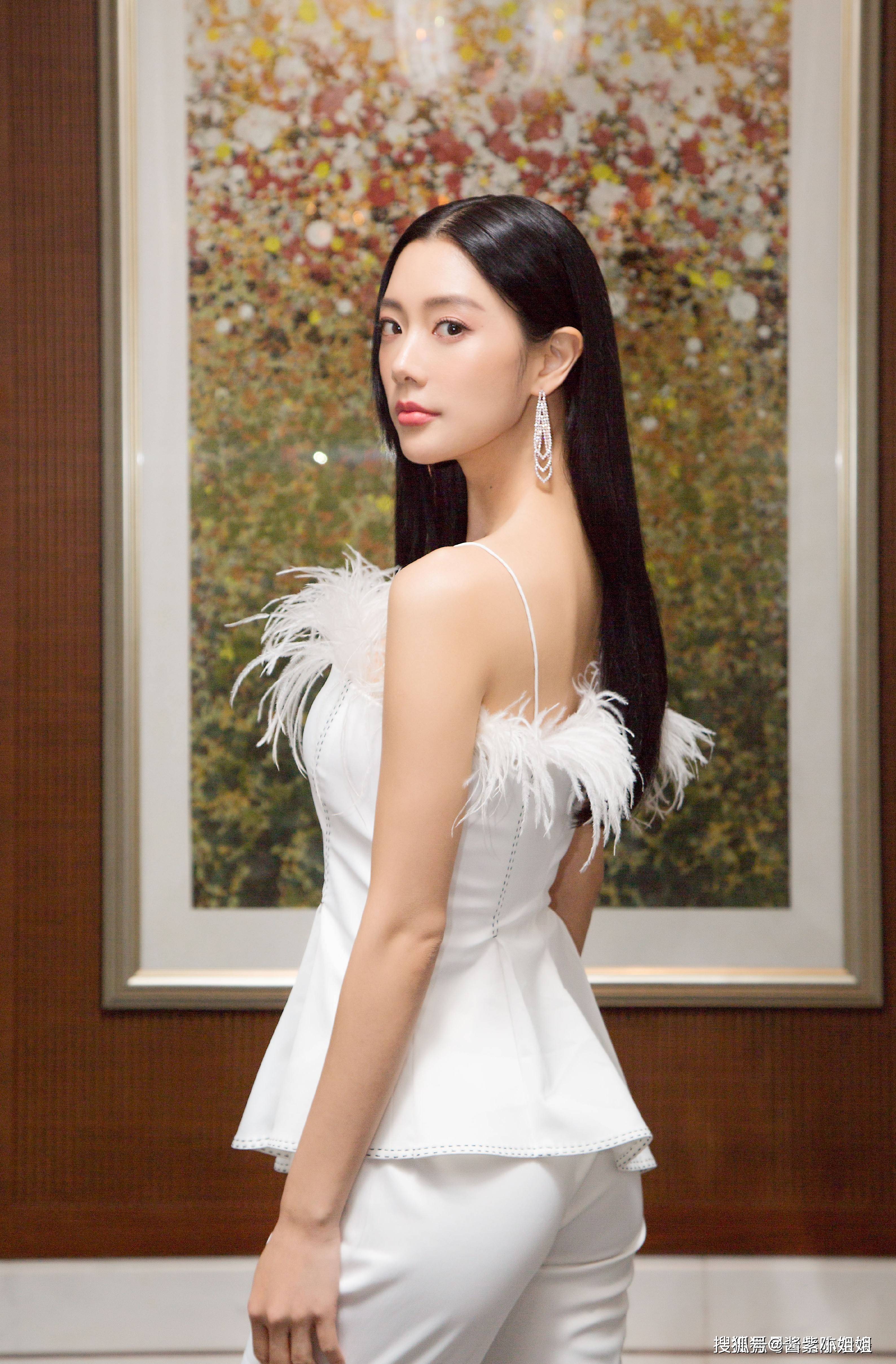 饱满丰腴成熟性感的完美身材谁能抵挡这股魅力诱惑