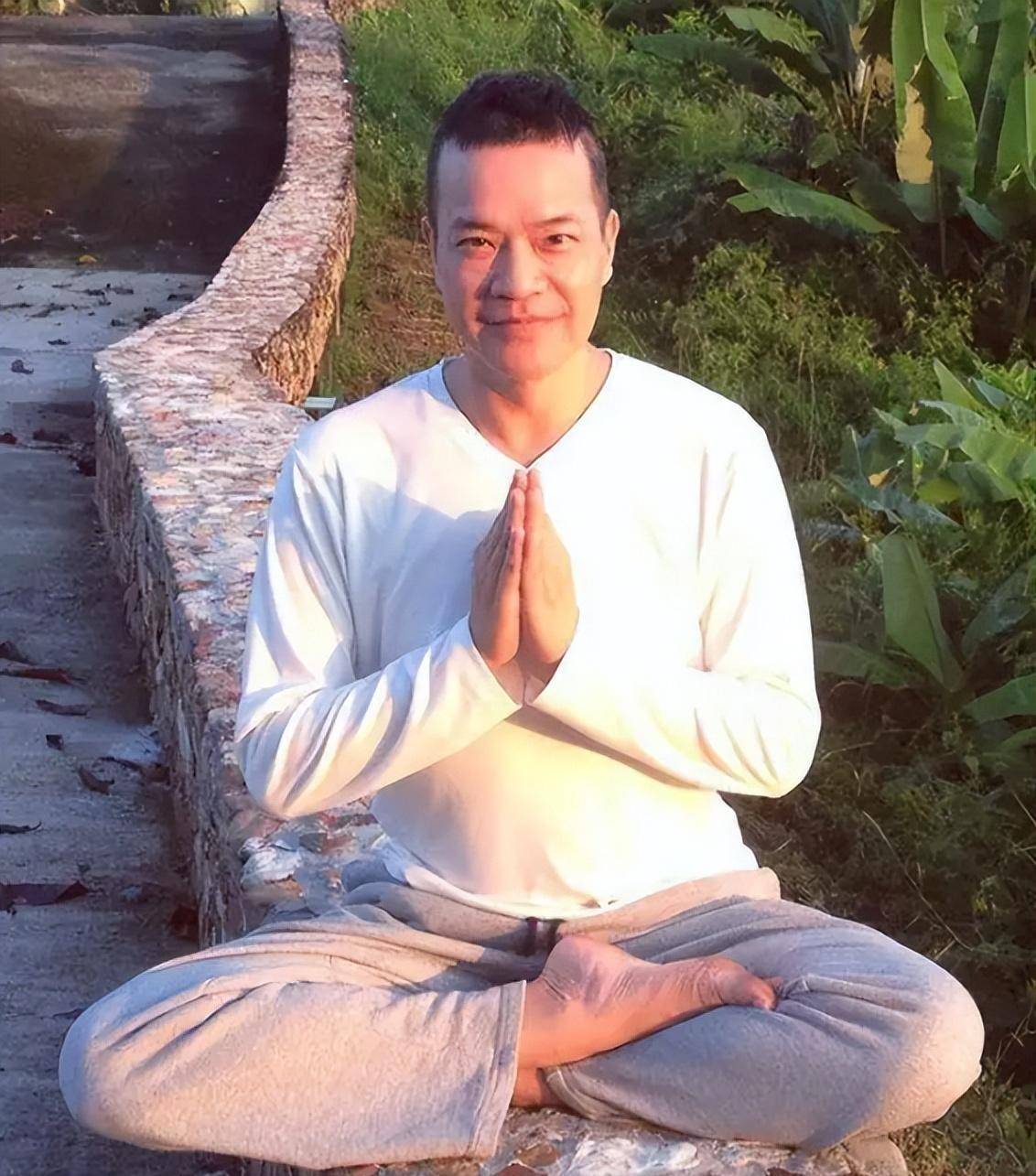 洪朝丰与富婆生活10年无果分手后高调出柜后又攀上宝咏琴