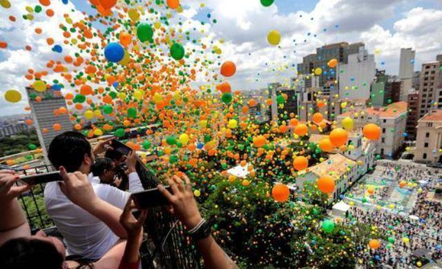 原创美国人为了一项世界纪录同时放飞150万个气球导致了什么后果