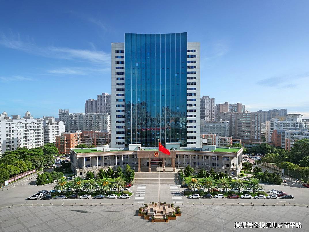 石狮市政府实景图对望市府 政务便民:(直线距离约)500米市政府/税务局