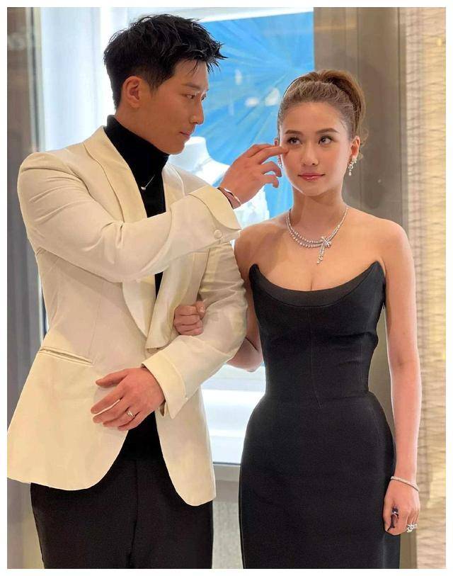 何超莲窦骁杭州活动同框,美艳夫妻白西装优雅新郎官,别有风味_爱情