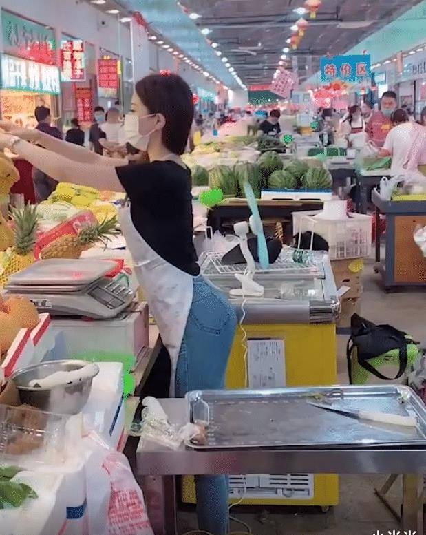 原创抖音又火了一个水果西施打扮朴素但是气质无法掩饰