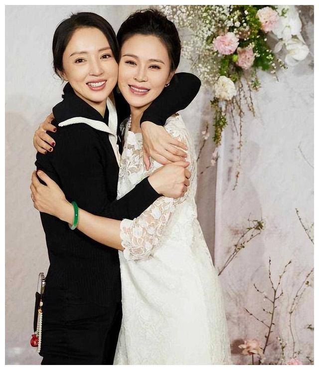 原创45岁关悦庆生全家幸福满满女儿高挑甜美妈妈甜美超幸福