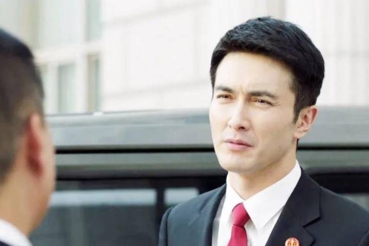 一个硅胶脸一个全程皱眉,两人拖垮《江河之上》,刘之冰有心无力_表演_表情_管理