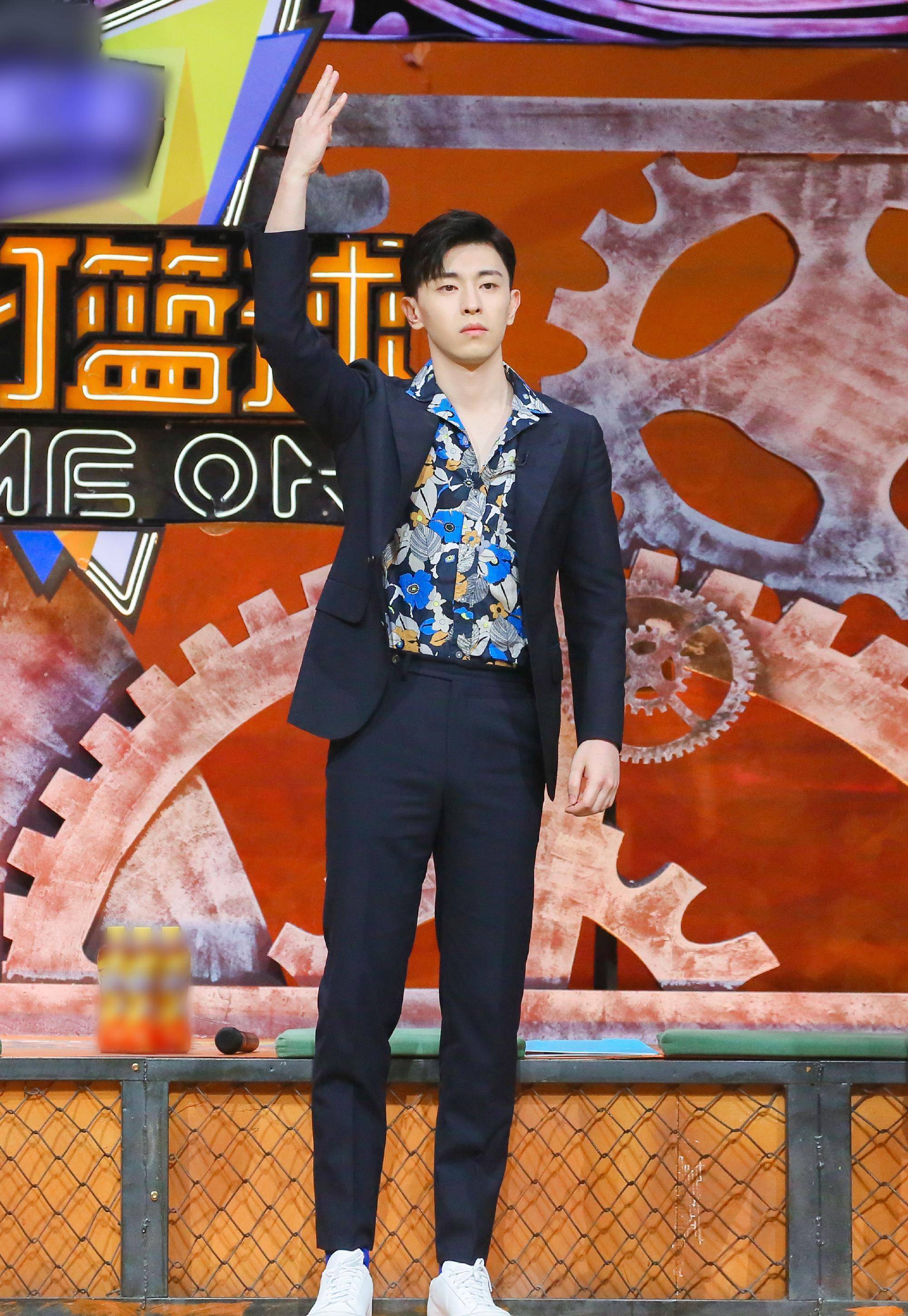 原创邓伦穿搭越来越大胆了娘炮粉上身意外帅气颜值才是硬道理