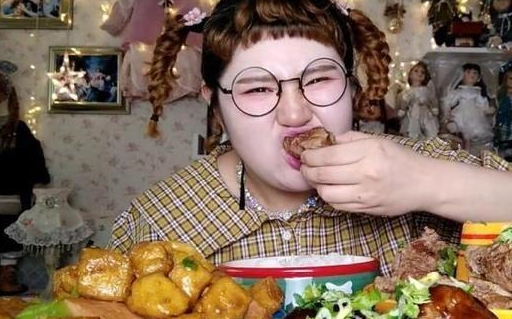 网红大胃王吃播时猫腻被曝光网友说演的真真实