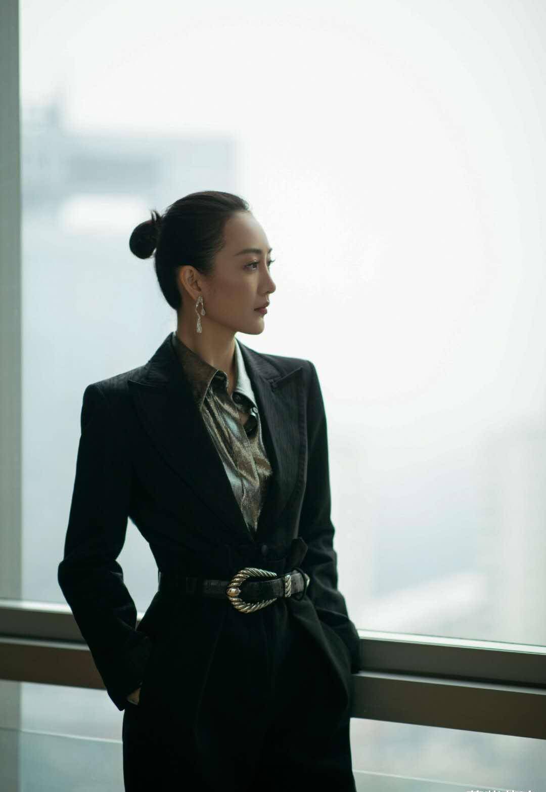 37岁王鸥穿搭真高级完美倒三角身材实力撩人网友这穿搭模仿不来