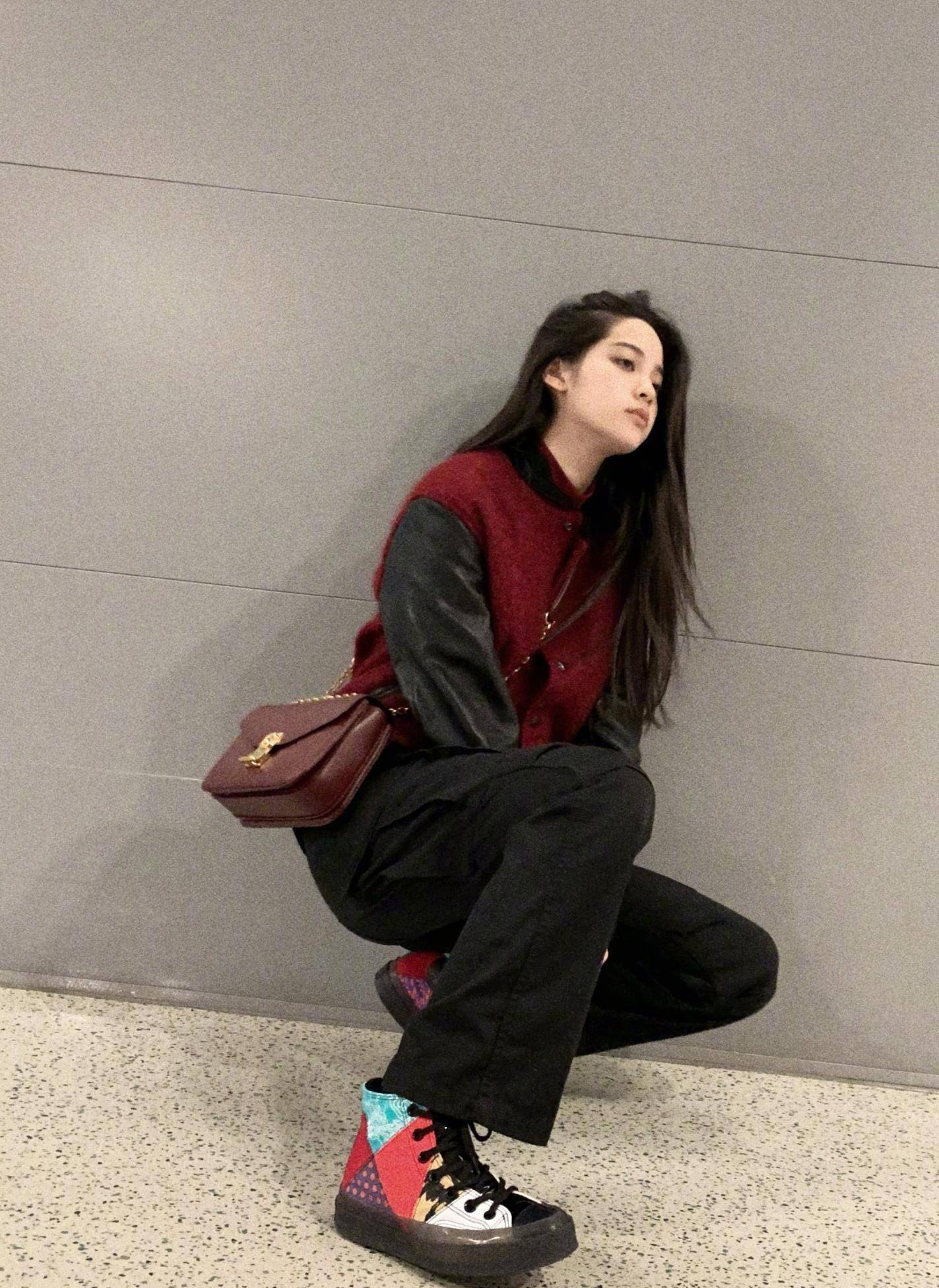 欧阳娜娜家教有多严格看穿搭就知道穿吊带裙还要背心时尚
