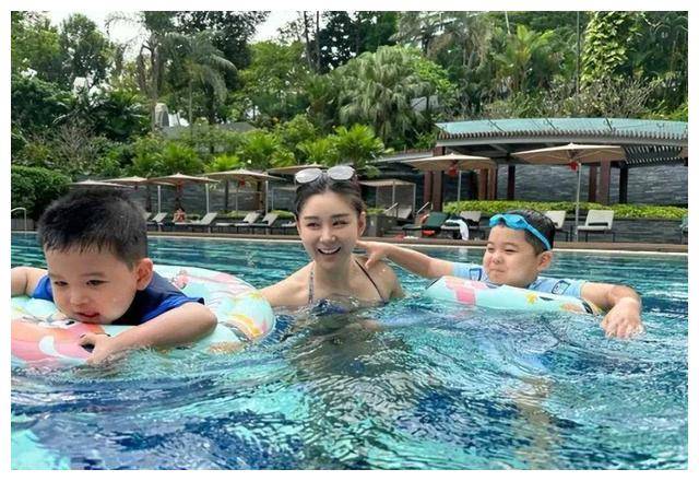 李小萌露泳装全家福两儿子神似王雷身材赢了眼球
