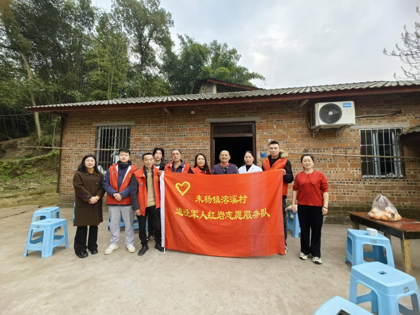 江津区朱杨镇溶溪村退役军人服务站弘扬雷锋精神深化志愿服务