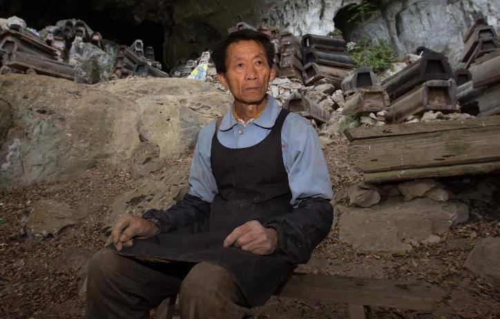 一千二百年前,苗族人便开始了这种形式,他们在大山深处的一个山洞里